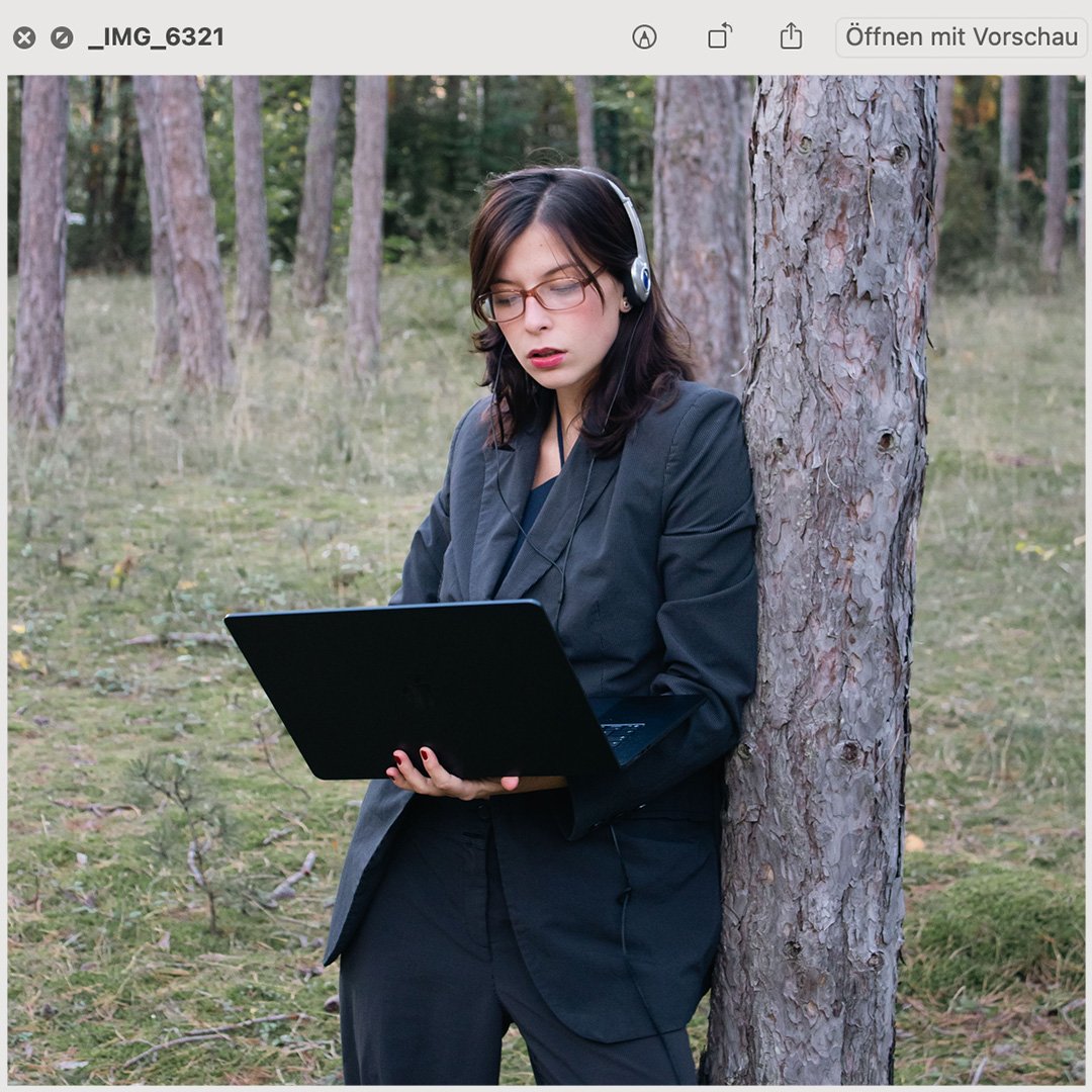 Alisha mit Laptop im Wald